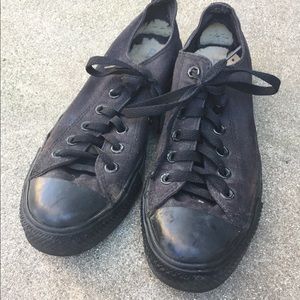 Black converse, size 7 men’s, size 8.5-9 women’s